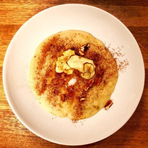 Pear and cacao semolina porridge